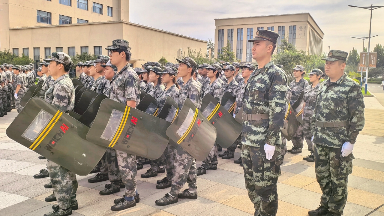 迷彩青春正步向前——潍柴技师学院2026级新生军训圆满收官